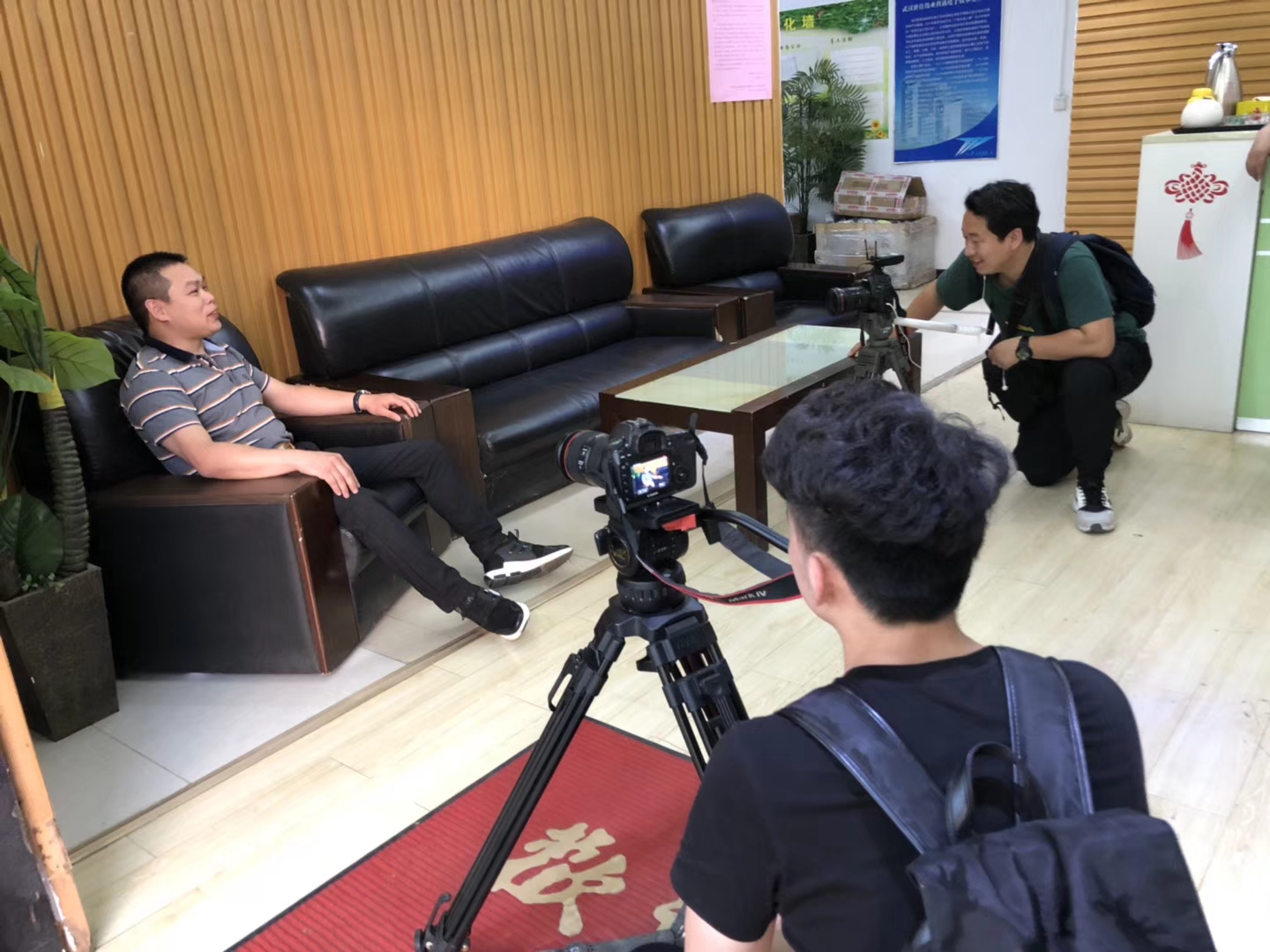 長江日報前來采訪，創(chuàng)世佳董事長提出：研發(fā)、制造、服務(wù) 一個都不能少