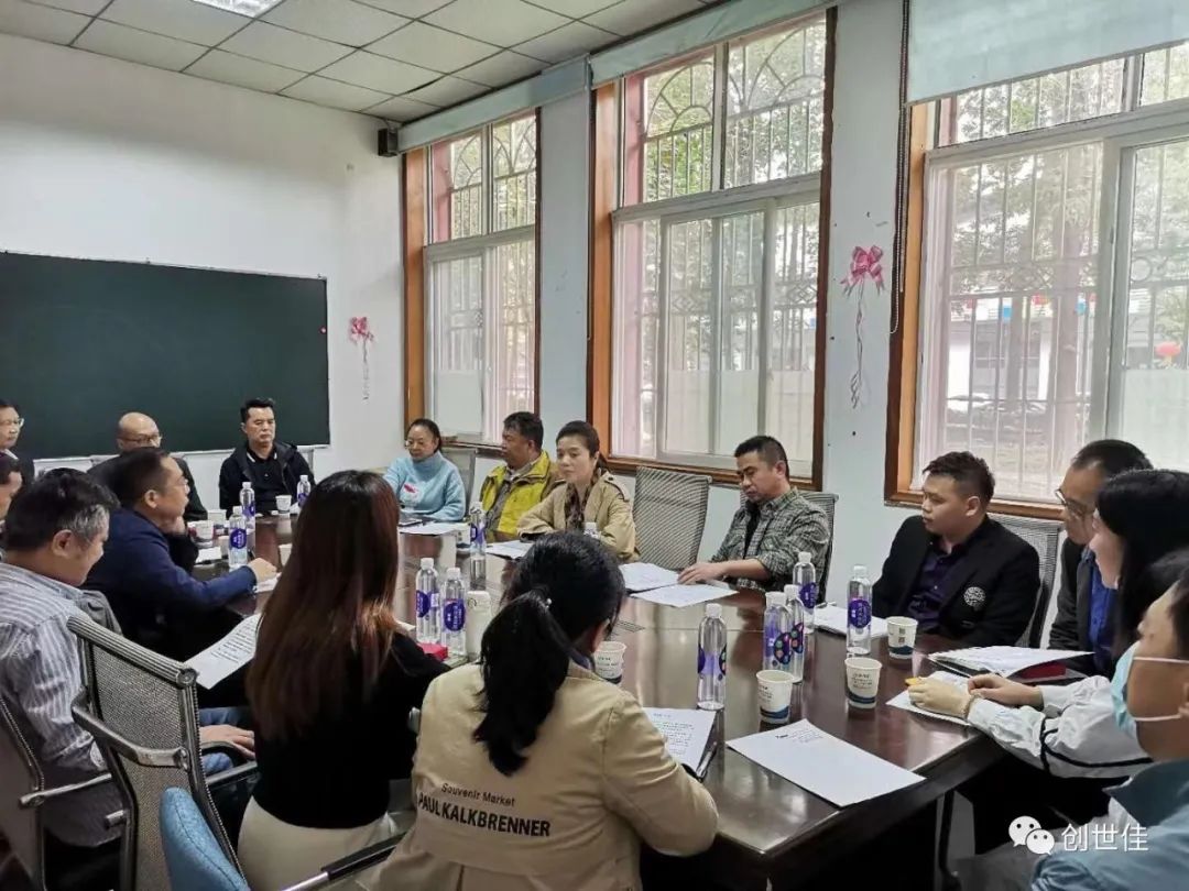 硚口區(qū)副區(qū)長(zhǎng)張智及中國(guó)民建硚口區(qū)委會(huì)等領(lǐng)導(dǎo)前來(lái)世佳偉業(yè)公司指導(dǎo)工作(圖1)